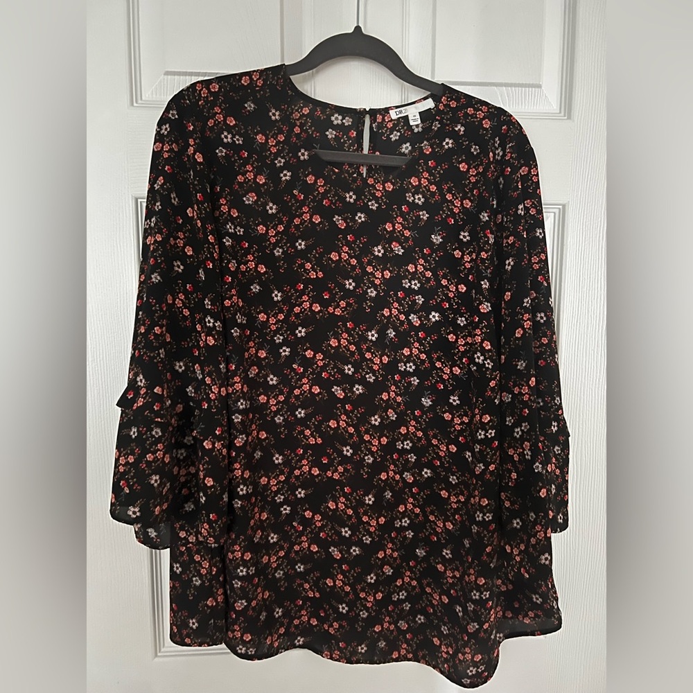 DR2 Size 1X Floral Black Blouse